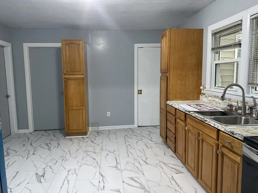 3 bed, 1 bath apartment for rent at 249 Commonwealth Ave Unit 1, Springfield — photo 2 of 11