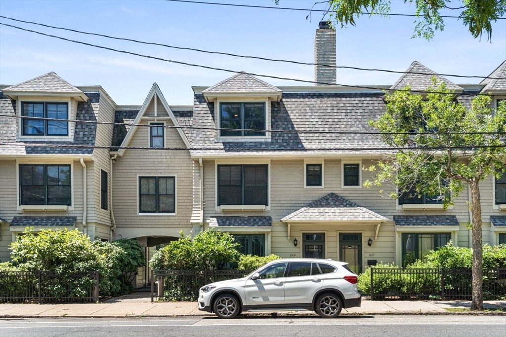 3 bed, 3 bath apartment for rent at 249 Cypress St Unit 249, Brookline — photo 2 of 26