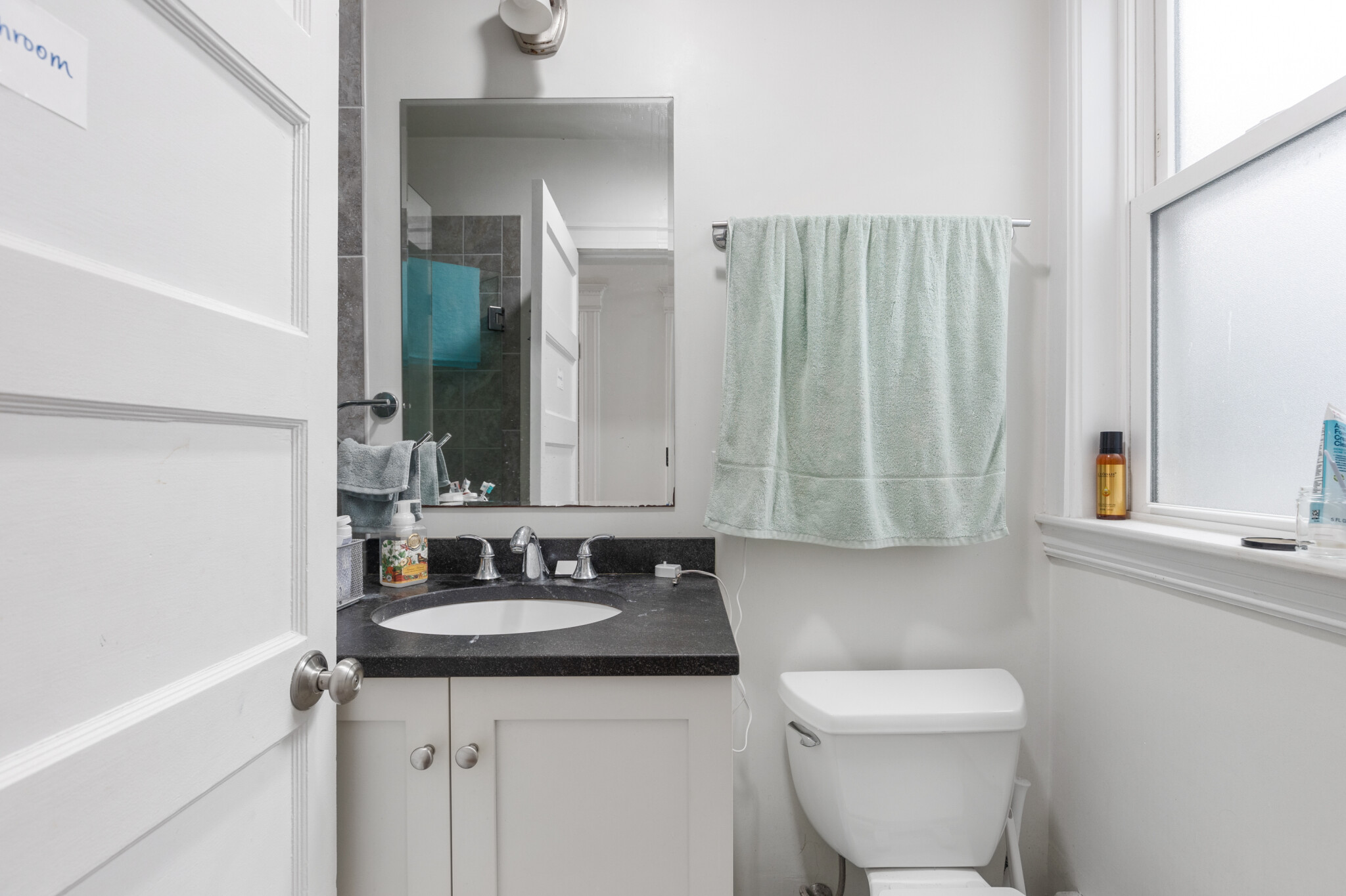 3 bed, 1 bath apartment for rent at 249 Summer St Unit 1L, Spring Hill — photo 3 of 7