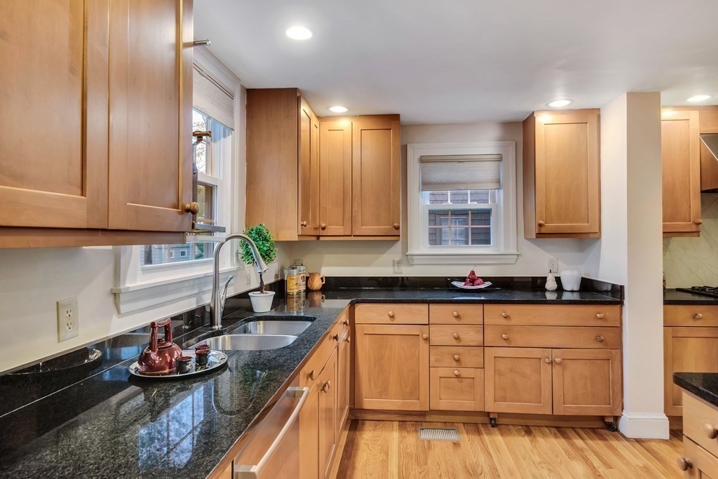 4 bed, 2 bath apartment for rent at 25 Allen Ave, Waban — photo 4 of 14