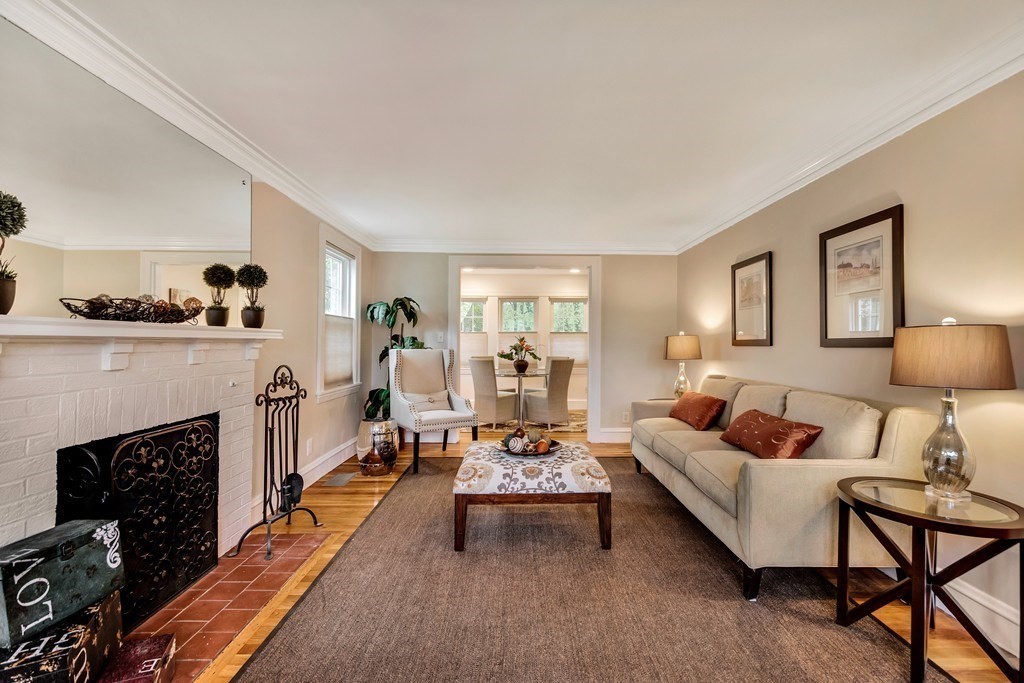 4 bed, 2 bath apartment for rent at 25 Allen Ave, Waban — photo 2 of 14