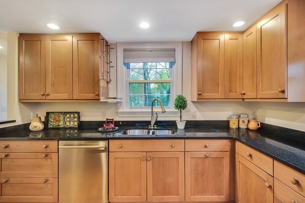 4 bed, 2 bath apartment for rent at 25 Allen Ave, Waban — photo 5 of 14