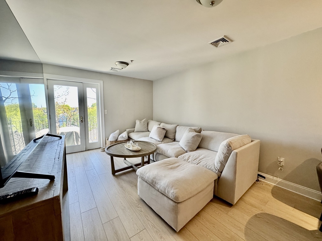 2 bed, 1 bath apartment for rent at 25 Alpine St Unit 36, Hyde Park — photo 6 of 19