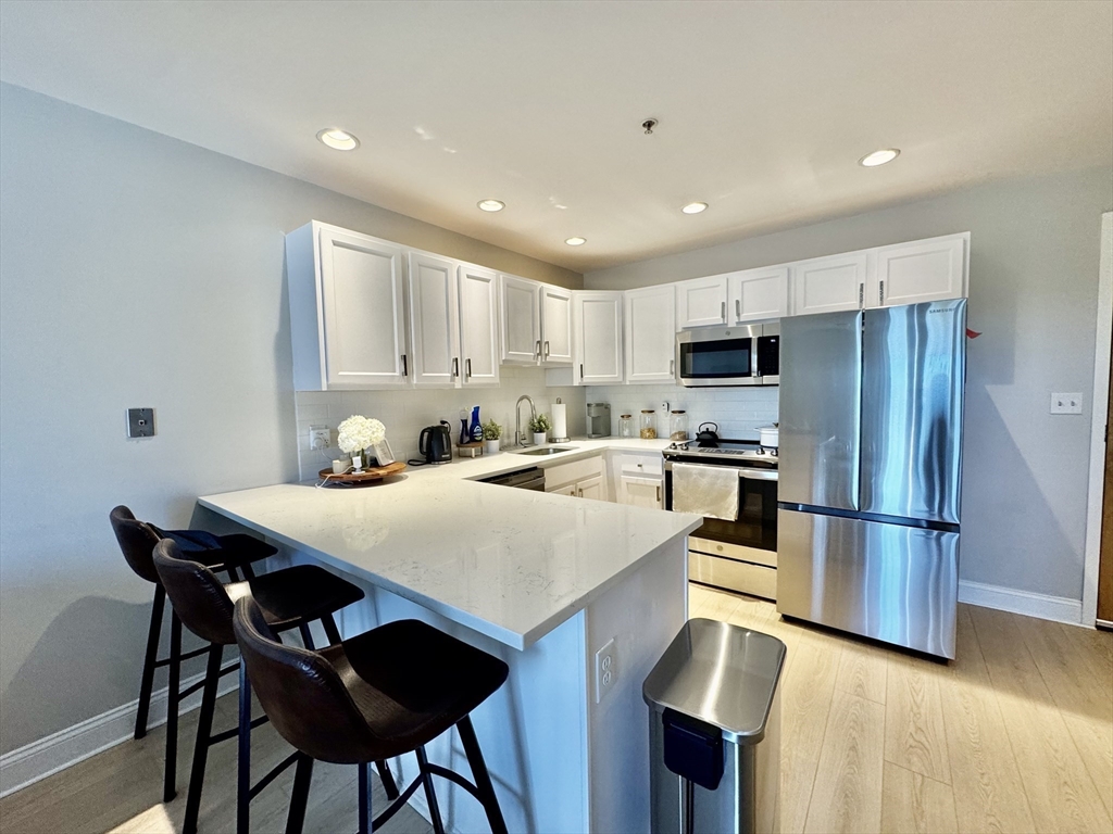 2 bed, 1 bath apartment for rent at 25 Alpine St Unit 36, Hyde Park — photo 2 of 19