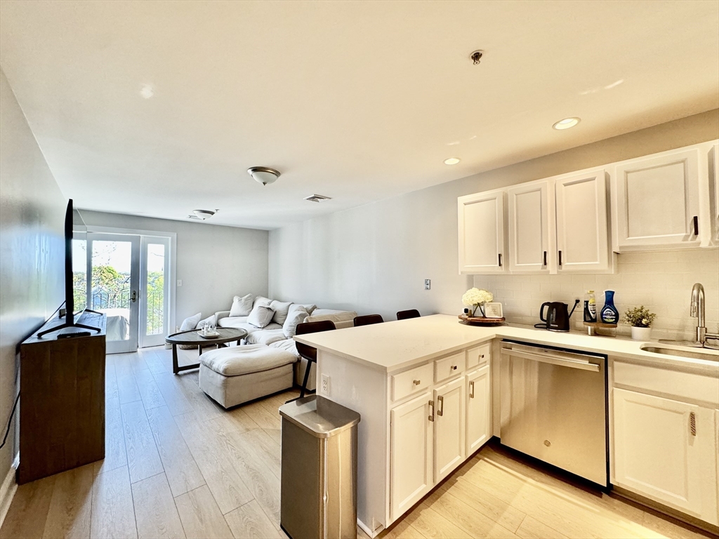 2 bed, 1 bath apartment for rent at 25 Alpine St Unit 36, Hyde Park — photo 4 of 19