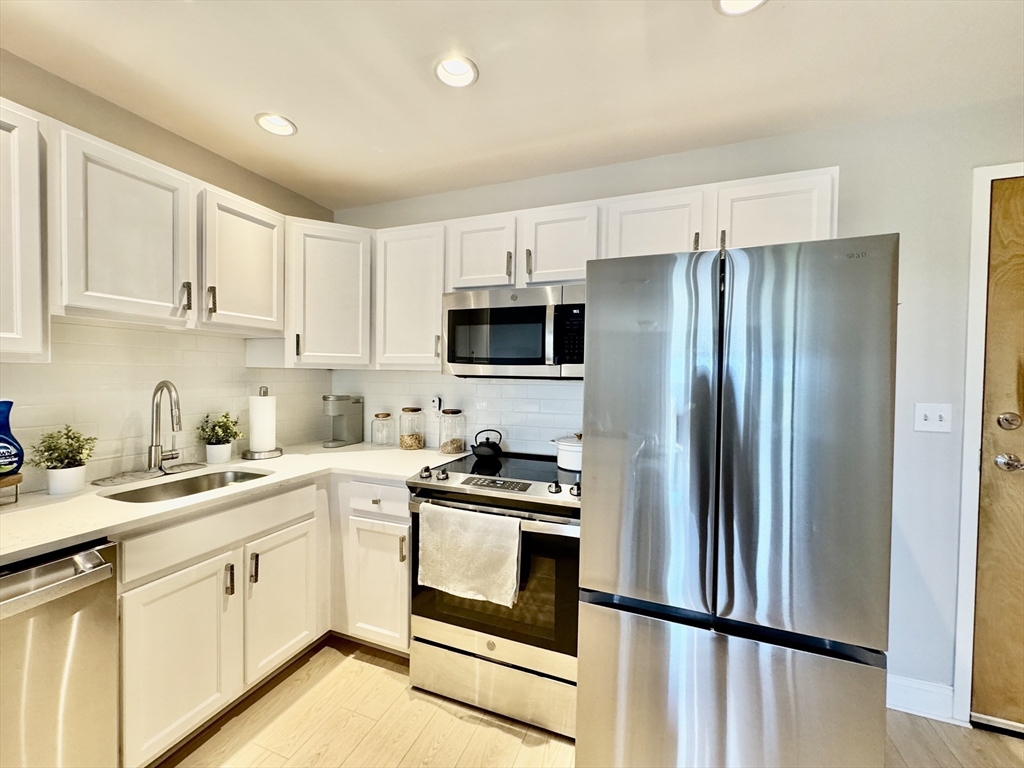 2 bed, 1 bath apartment for rent at 25 Alpine St Unit 36, Hyde Park — photo 3 of 19