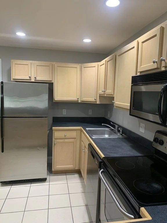 1 bed, 1 bath apartment for rent at 25 Alpine St Unit 9, Hyde Park — photo 3 of 18