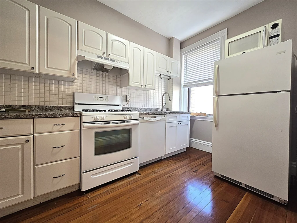 3 bed, 2 bath apartment for rent at 25 Alton Pl Unit 2R, Coolidge Corner — photo 4 of 12