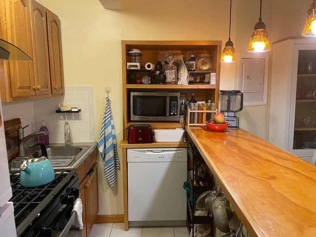 2 bed, 1 bath apartment for rent at 25 Andrew St Unit 1, Cambridgeport — photo 2 of 15