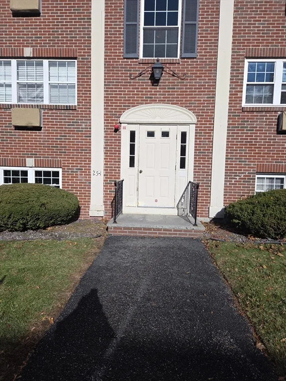 2 bed, 1 bath apartment for rent at 25 Arlington Rd Unit 11, Woburn — photo 1 of 14