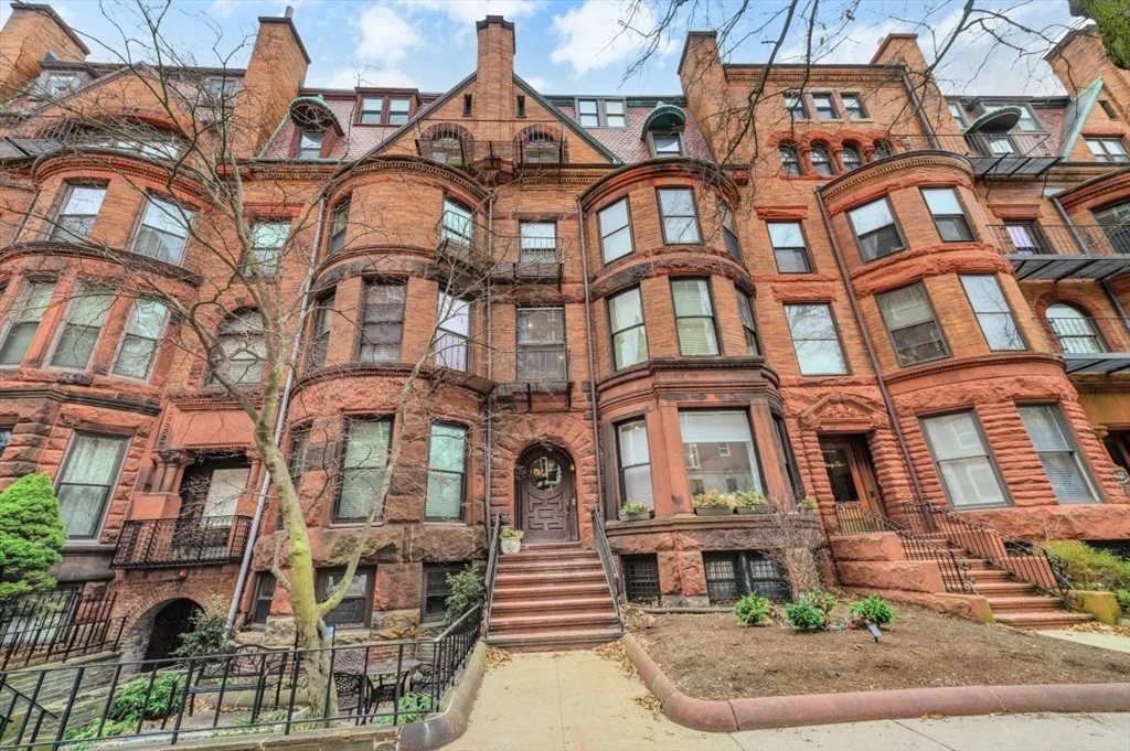 4 bed, 1 bath apartment for rent at 25 Bay State Rd Unit 2, Back Bay — photo 1 of 19