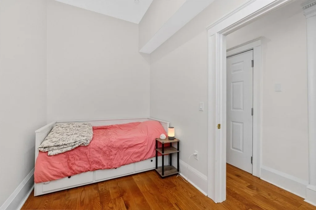 4 bed, 1 bath apartment for rent at 25 Bay State Rd Unit 2, Back Bay — photo 11 of 19