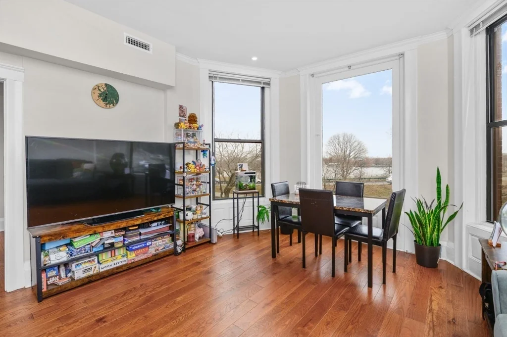 4 bed, 1 bath apartment for rent at 25 Bay State Rd Unit 2, Back Bay — photo 2 of 19