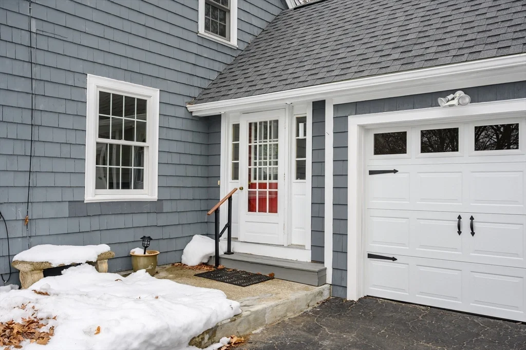 4 bed, 2 bath apartment for rent at 25 Bayberry Ln, Cohasset — photo 3 of 37