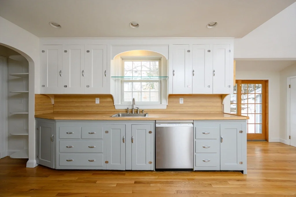 4 bed, 2 bath apartment for rent at 25 Bayberry Ln, Cohasset — photo 7 of 37