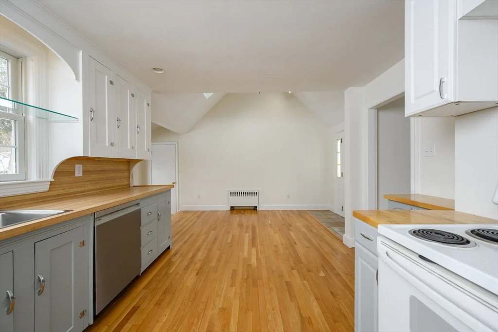 4 bed, 2 bath apartment for rent at 25 Bayberry Ln, Cohasset — photo 8 of 37