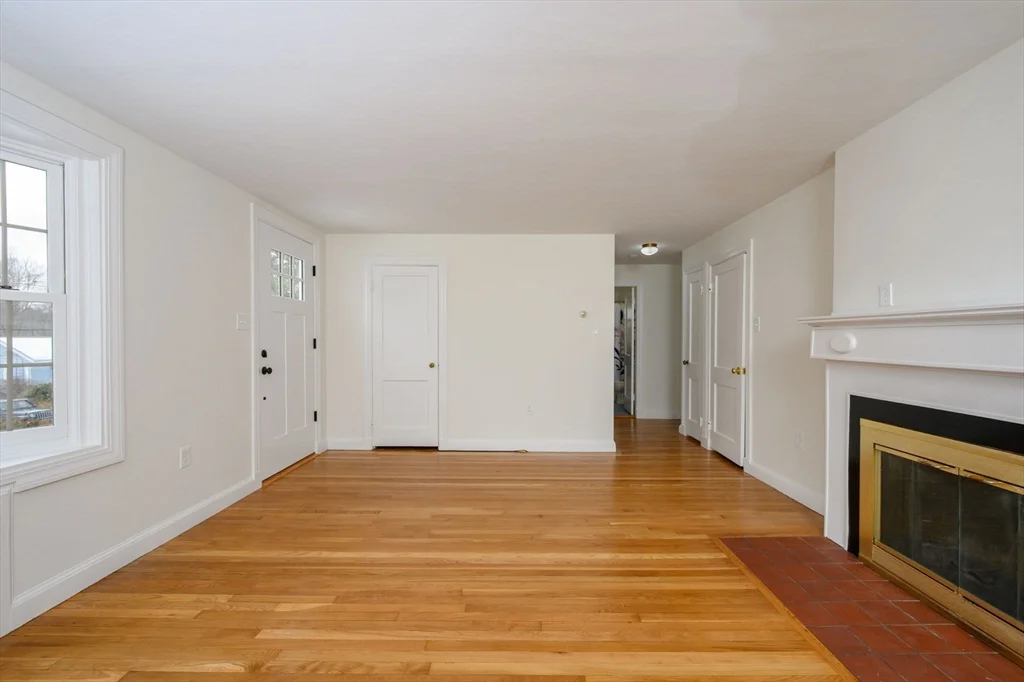4 bed, 2 bath apartment for rent at 25 Bayberry Ln, Cohasset — photo 11 of 37