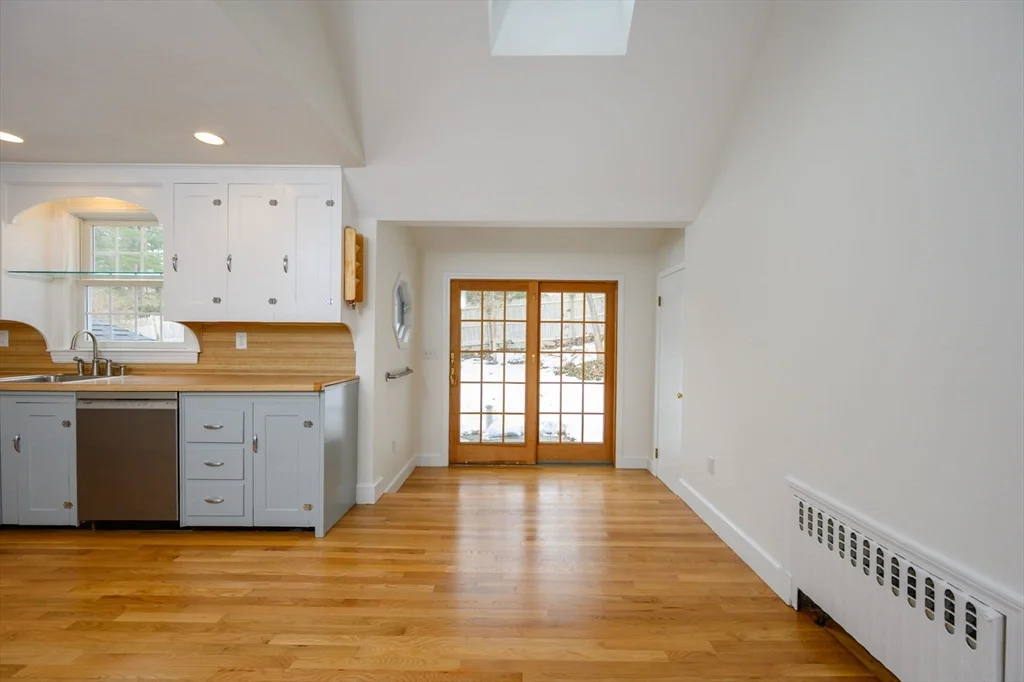 4 bed, 2 bath apartment for rent at 25 Bayberry Ln, Cohasset — photo 4 of 37