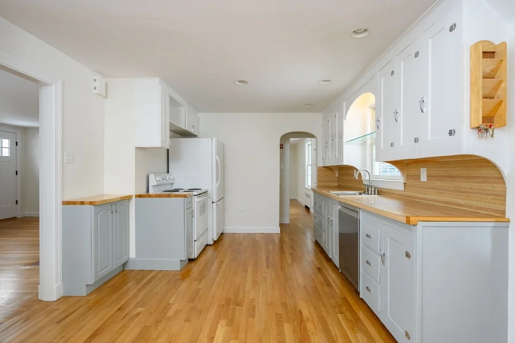 4 bed, 2 bath apartment for rent at 25 Bayberry Ln, Cohasset — photo 6 of 37