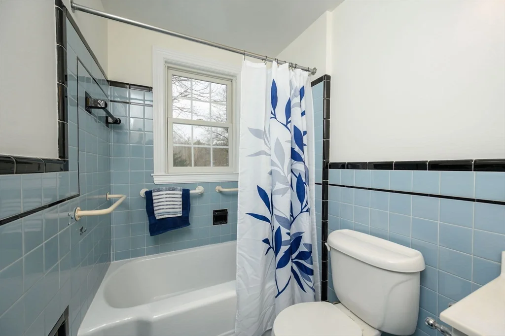 4 bed, 2 bath apartment for rent at 25 Bayberry Ln, Cohasset — photo 15 of 37