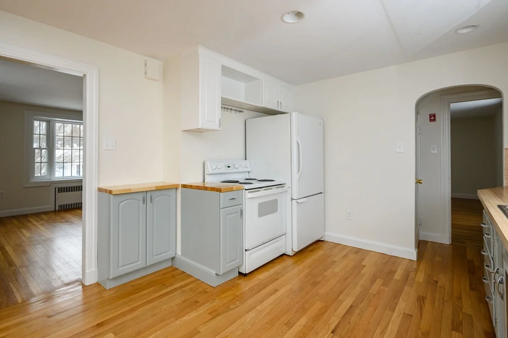 4 bed, 2 bath apartment for rent at 25 Bayberry Ln, Cohasset — photo 10 of 37