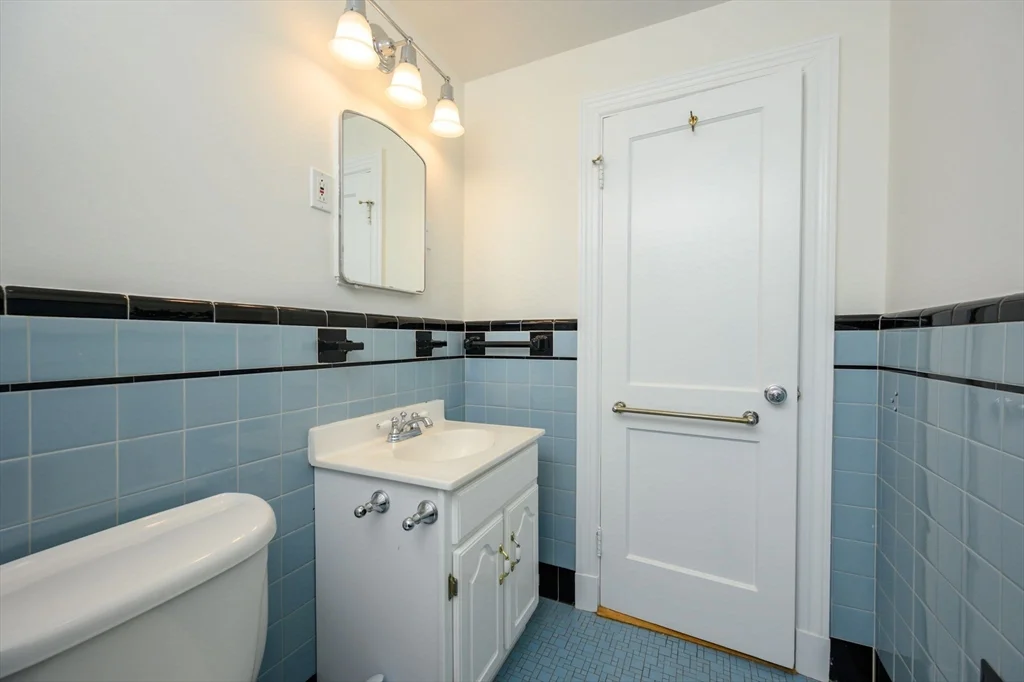 4 bed, 2 bath apartment for rent at 25 Bayberry Ln, Cohasset — photo 16 of 37