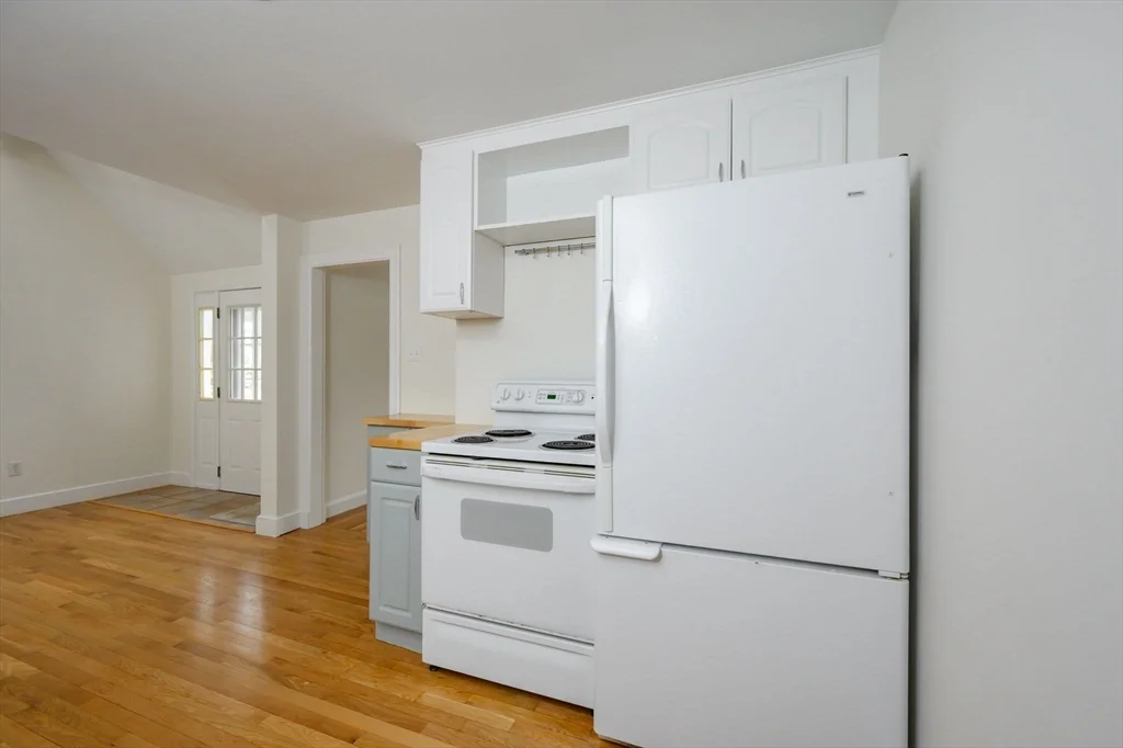 4 bed, 2 bath apartment for rent at 25 Bayberry Ln, Cohasset — photo 9 of 37