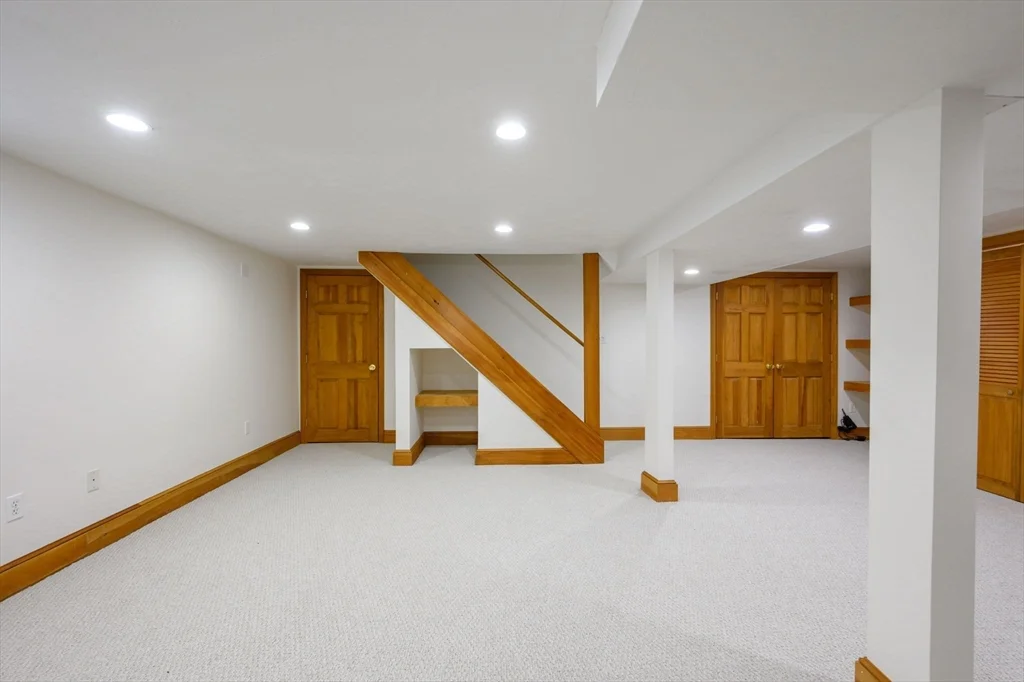 4 bed, 2 bath apartment for rent at 25 Bayberry Ln, Cohasset — photo 28 of 37