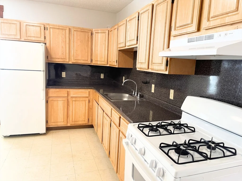 3 bed, 1 bath apartment for rent at 25 Bennett St Unit 2, Beverly — photo 13 of 19