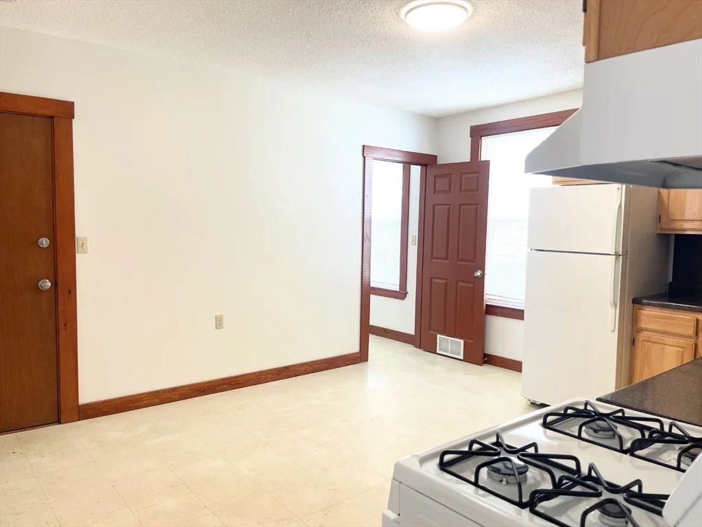 3 bed, 1 bath apartment for rent at 25 Bennett St Unit 2, Beverly — photo 12 of 19