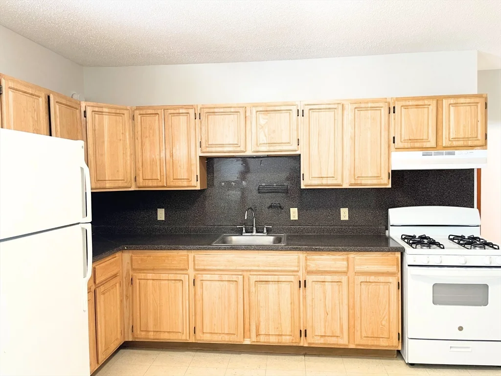 3 bed, 1 bath apartment for rent at 25 Bennett St Unit 2, Beverly — photo 10 of 19