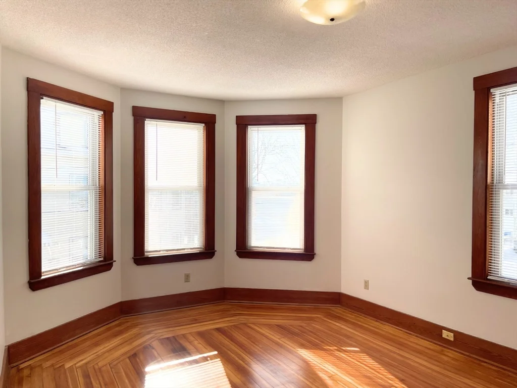 3 bed, 1 bath apartment for rent at 25 Bennett St Unit 2, Beverly