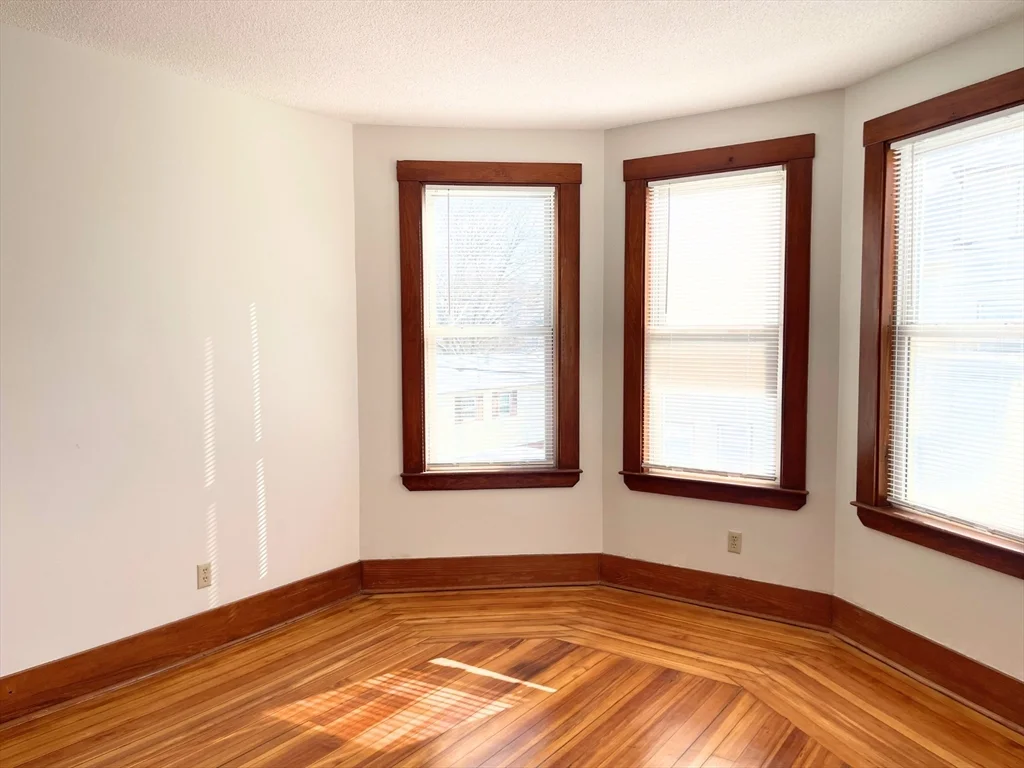 3 bed, 1 bath apartment for rent at 25 Bennett St Unit 2, Beverly — photo 2 of 19