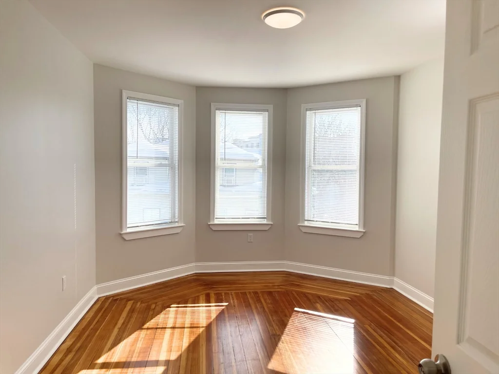 3 bed, 1 bath apartment for rent at 25 Bennett St Unit 3, Beverly