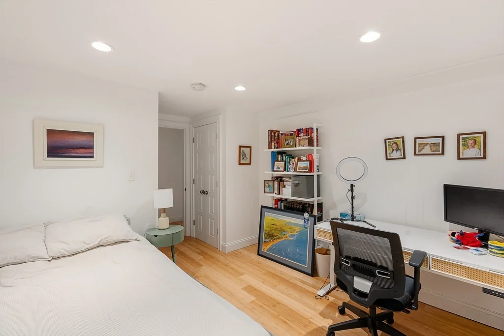 4 bed, 3 bath apartment for rent at 25 Bradford Rd, Newton Highlands — photo 17 of 22