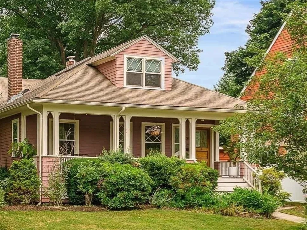 4 bed, 3 bath apartment for rent at 25 Bradford Rd, Newton Highlands