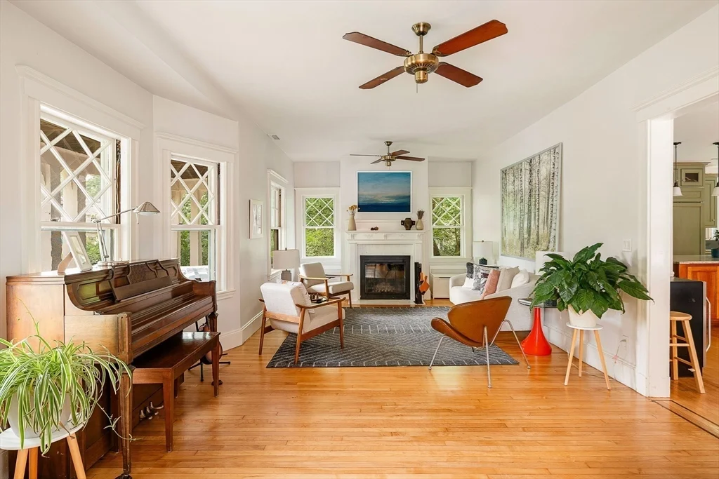 4 bed, 3 bath apartment for rent at 25 Bradford Rd, Newton Highlands — photo 3 of 22