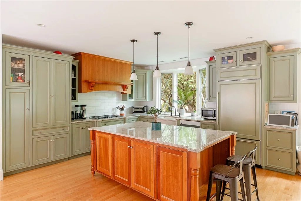 4 bed, 3 bath apartment for rent at 25 Bradford Rd, Newton Highlands