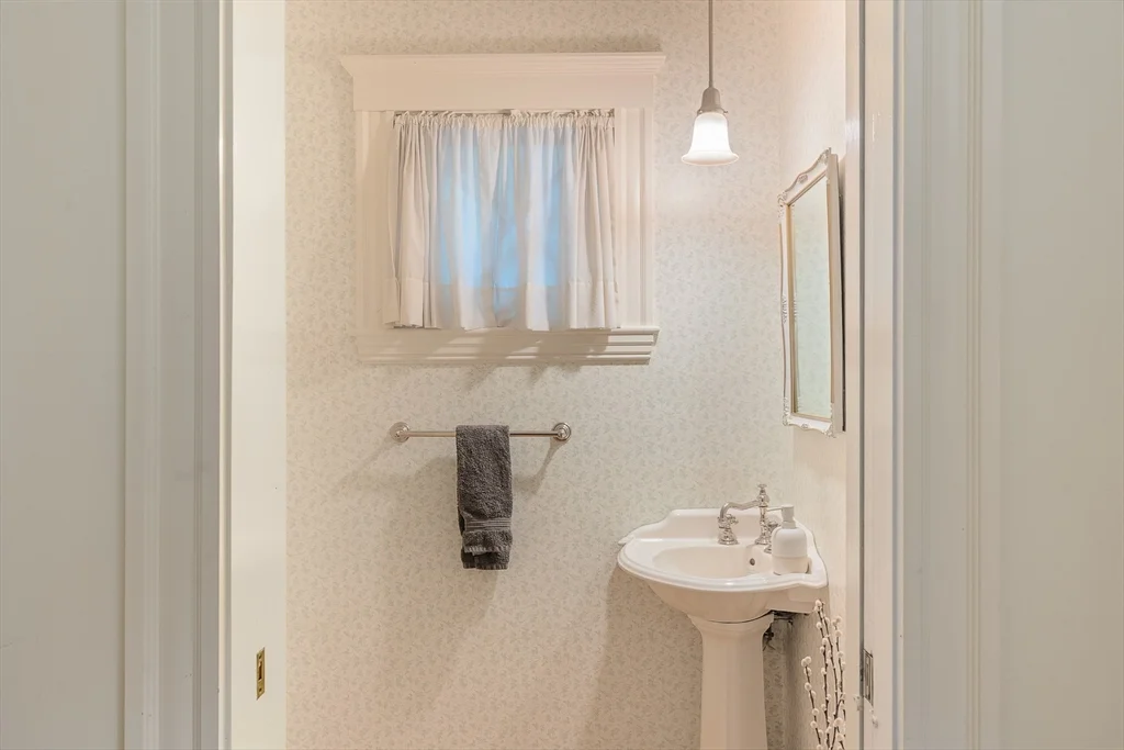 4 bed, 3 bath apartment for rent at 25 Bradford Rd, Newton Highlands — photo 8 of 22