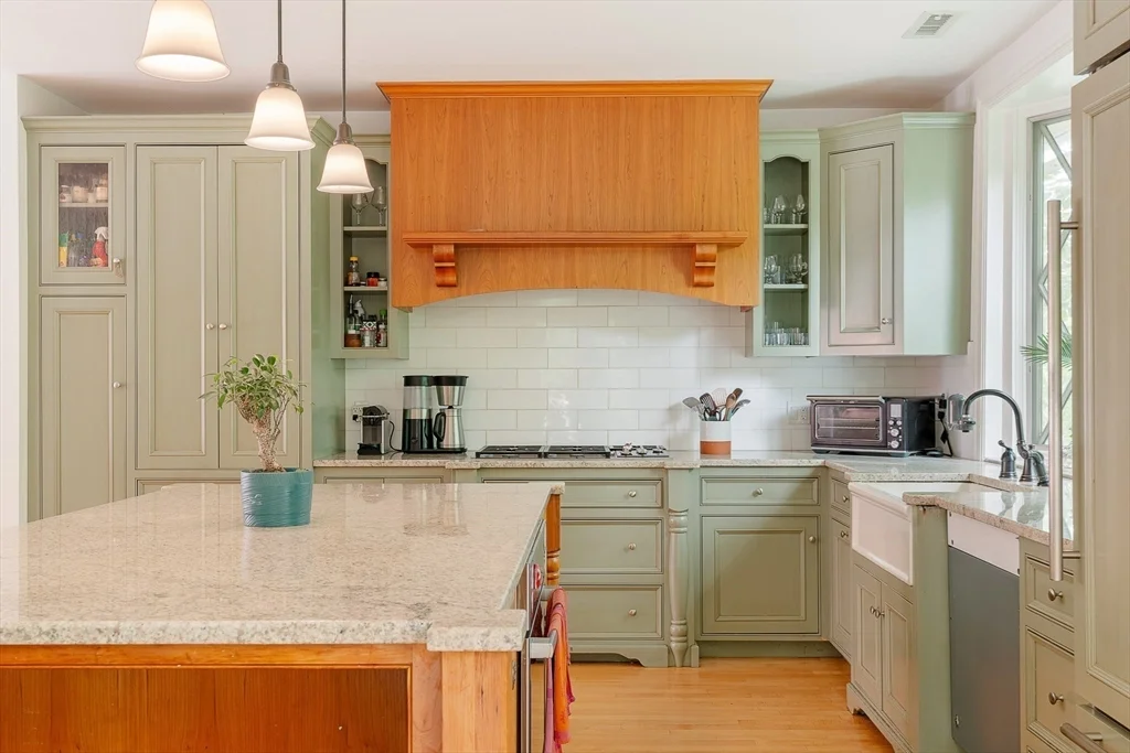 4 bed, 3 bath apartment for rent at 25 Bradford Rd, Newton Highlands — photo 6 of 22
