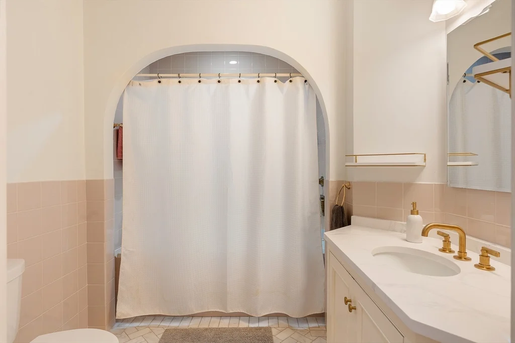 4 bed, 3 bath apartment for rent at 25 Bradford Rd, Newton Highlands — photo 9 of 22