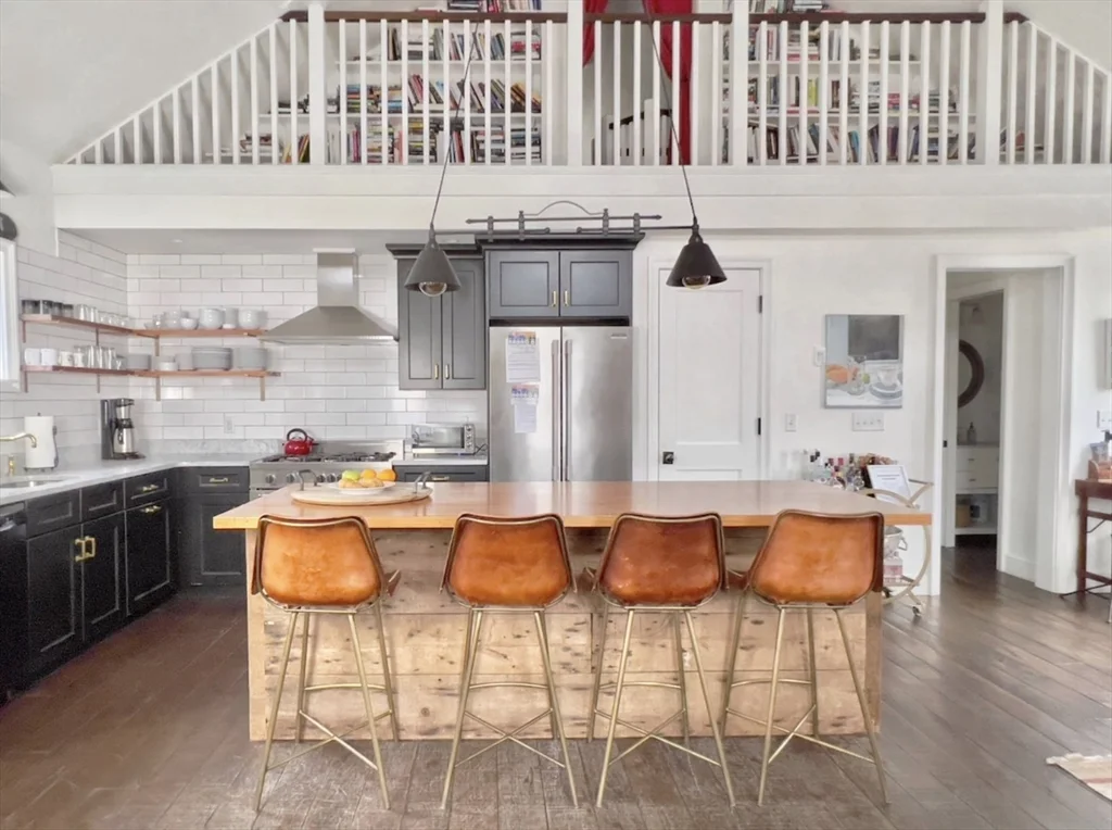 3 bed, 2 bath apartment for rent at 25 Broad St, Nantucket — photo 3 of 37