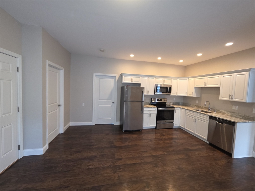 3 bed, 1 bath apartment for rent at 25 Brown Ave Unit 25, Holyoke — photo 3 of 20