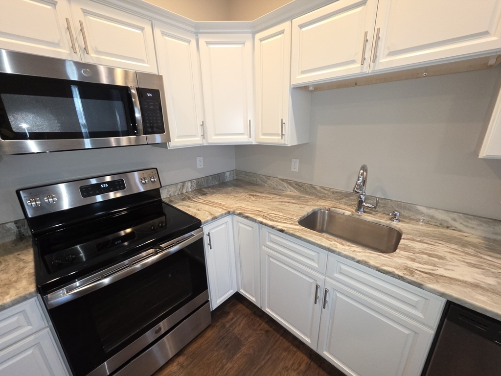 3 bed, 1 bath apartment for rent at 25 Brown Ave Unit 25, Holyoke — photo 4 of 20