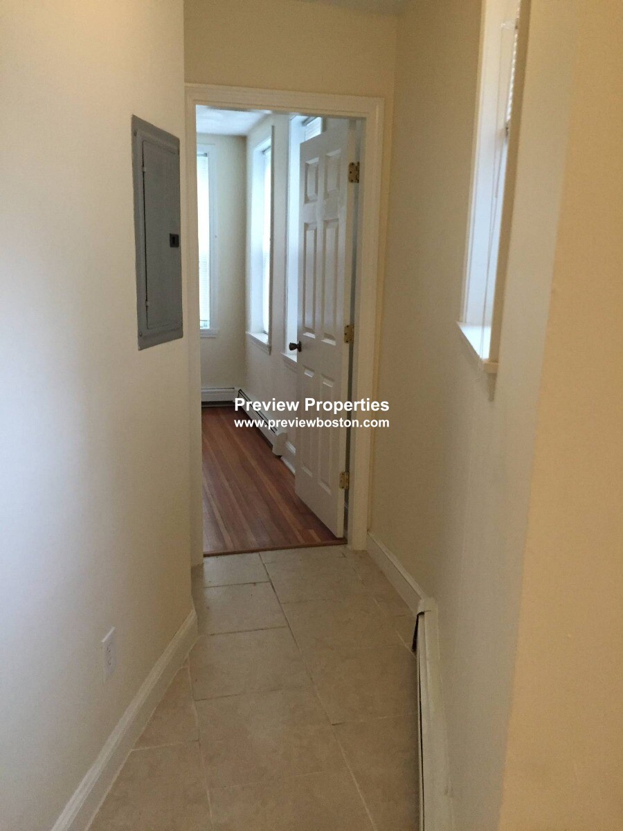 3 bed, 1 bath apartment for rent at 25 Chelsea Unit 2P, East Boston — photo 3 of 13
