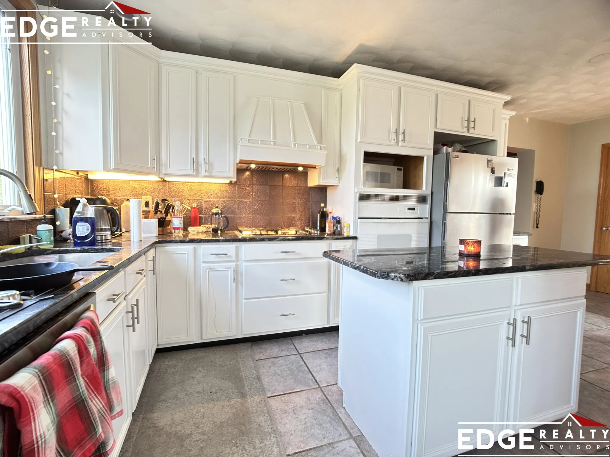 3 bed, 1 bath apartment for rent at 25 Claymoss Rd Unit 3, Brighton — photo 2 of 9