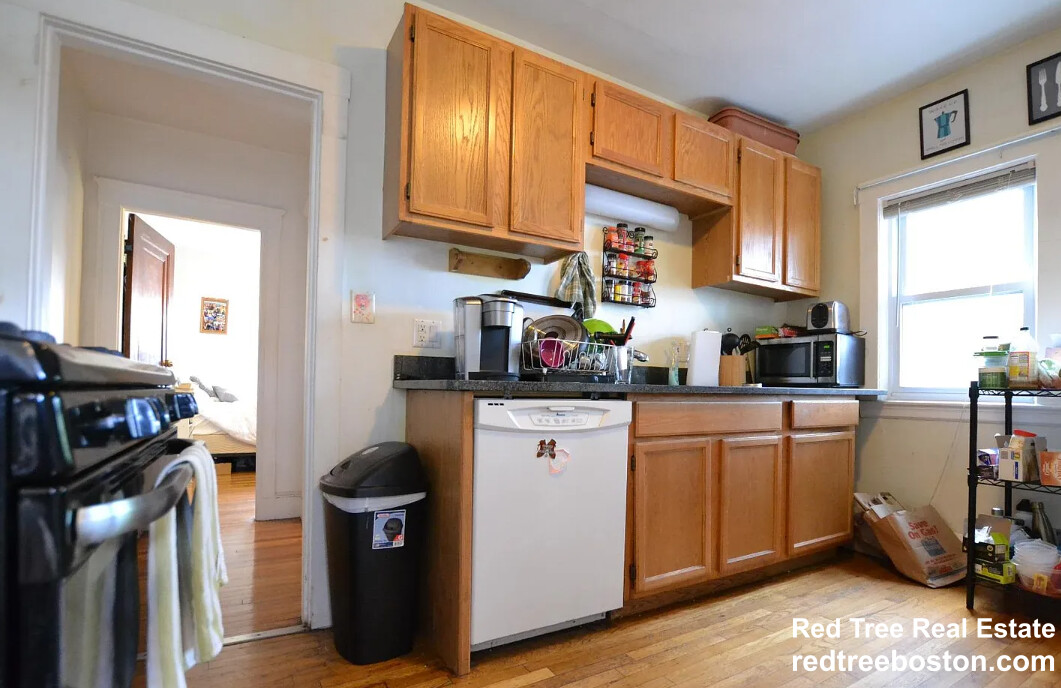 4 bed, 1.5 bath apartment for rent at 25 Colborne Rd Unit 1, Brighton — photo 3 of 35