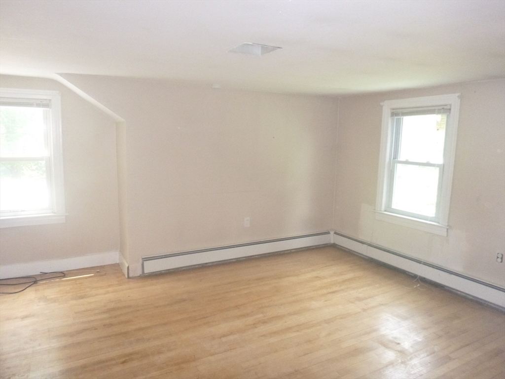 3 bed, 1 bath apartment for rent at 25 Crescent Unit 2, Oakdale — photo 12 of 20