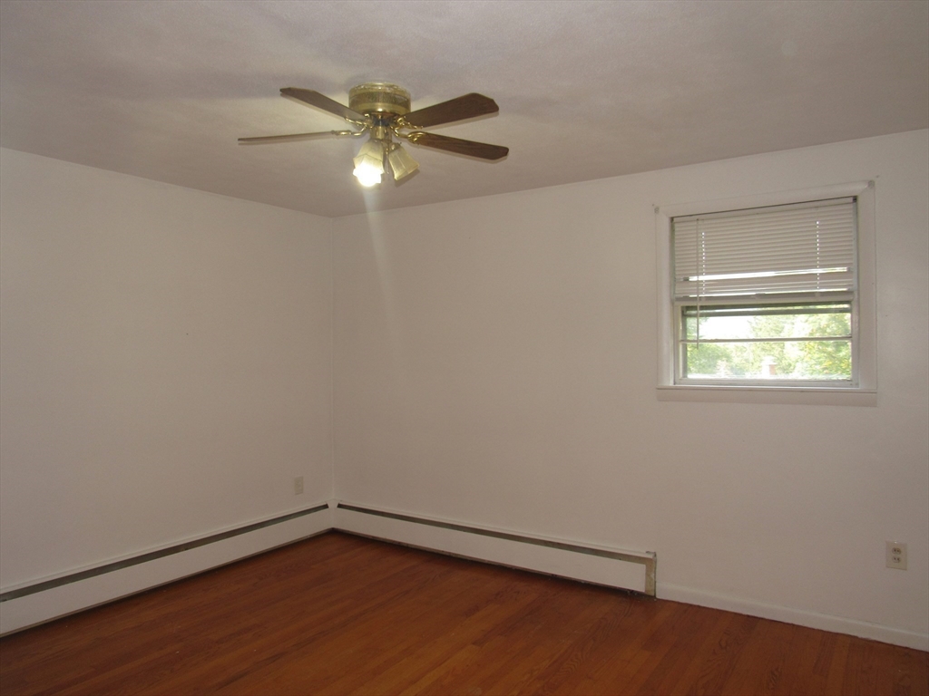 3 bed, 1 bath apartment for rent at 25 Crescent Unit 2, Oakdale — photo 7 of 20