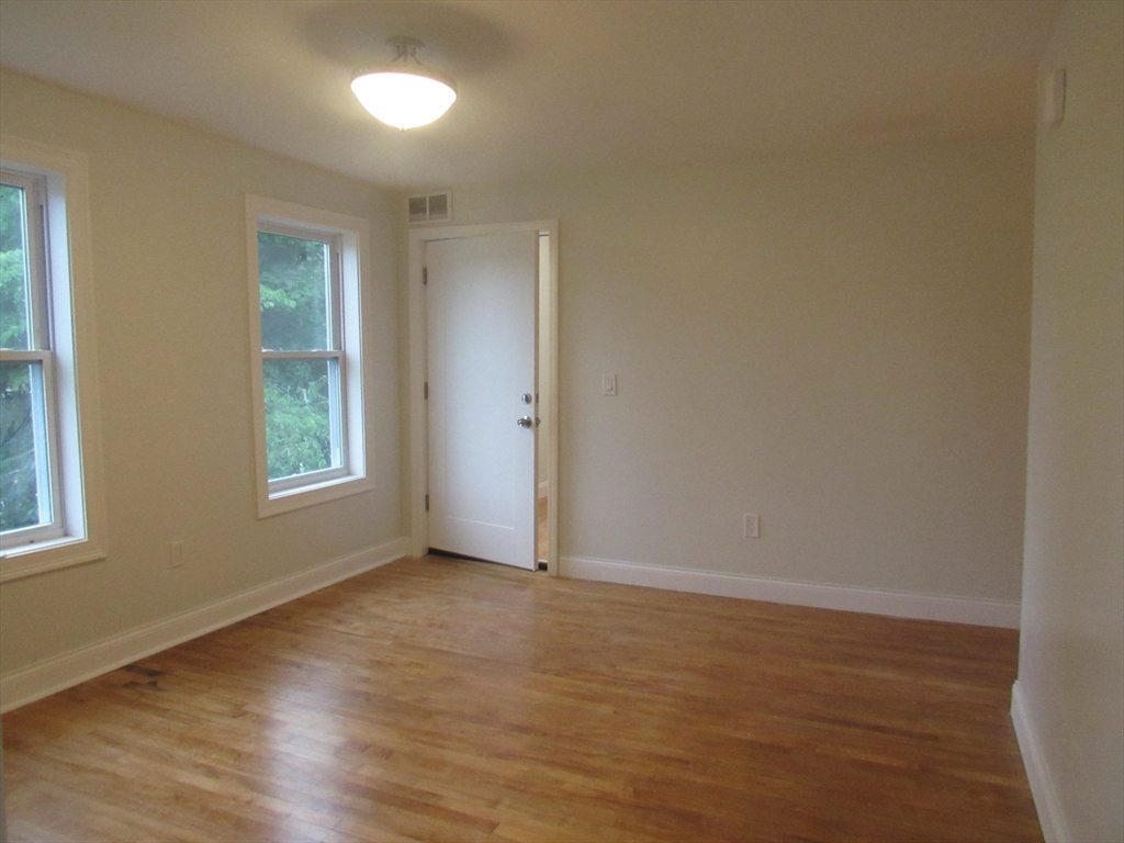 3 bed, 1 bath apartment for rent at 25 Crescent Unit 2, Oakdale — photo 9 of 20